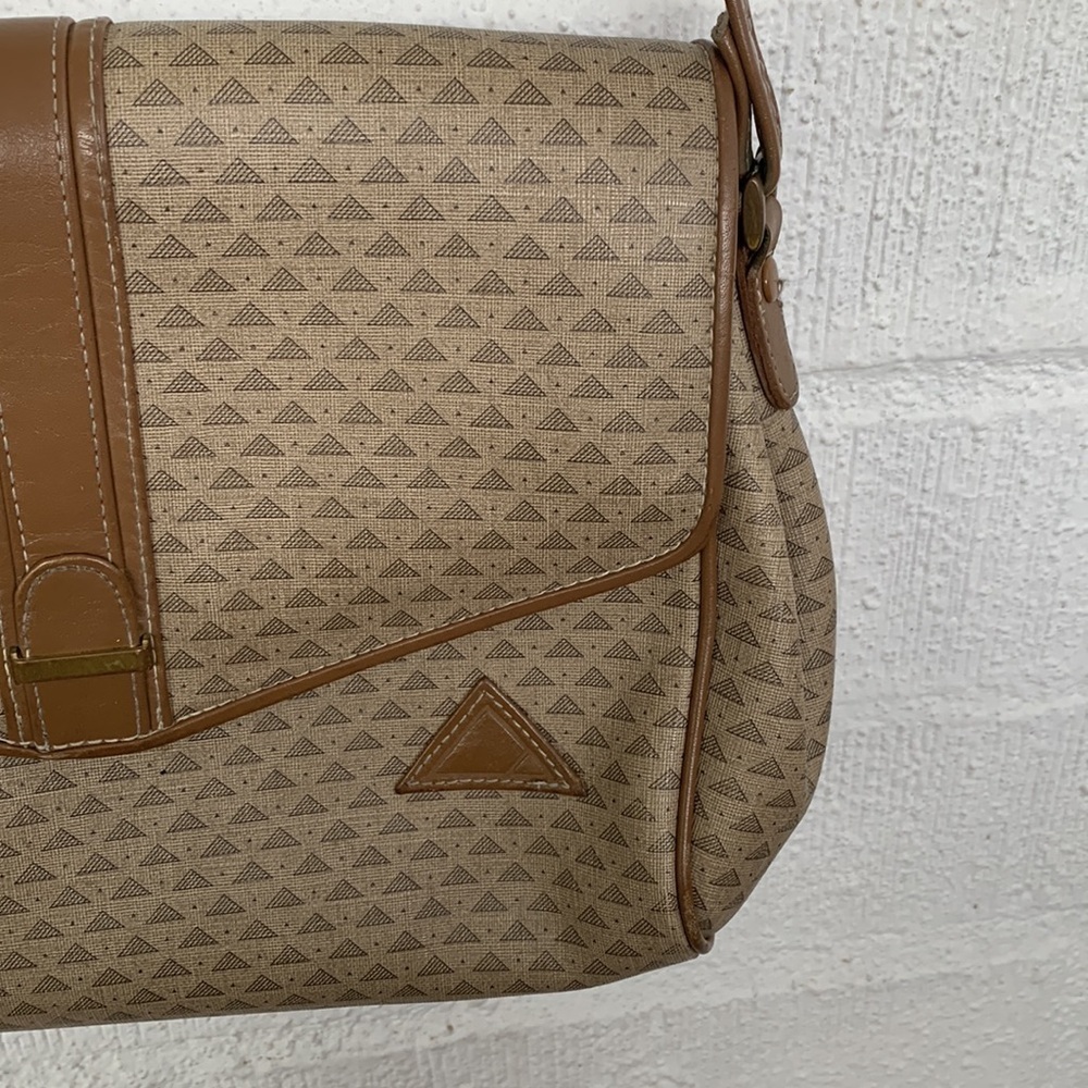 LIZ Claiborne Leather Vintage Triangle Logo Shoulder Purse Tan - Picture 3 of 7